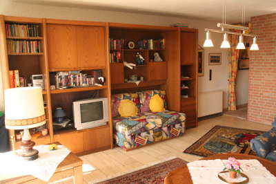 Das behaglich eingerichtete Wohnzimmer bietet eine weitere Schlafm�glichkeit.   F�R EINE GR�SSERE ANSICHT KLICKEN SIE EINFACH DAS FOTO AN.