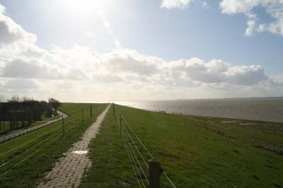 Erholung pur - ein Deichspaziergang     F�R EINE GR�SSERE ANSICHT KLICKEN SIE EINFACH DAS FOTO AN.